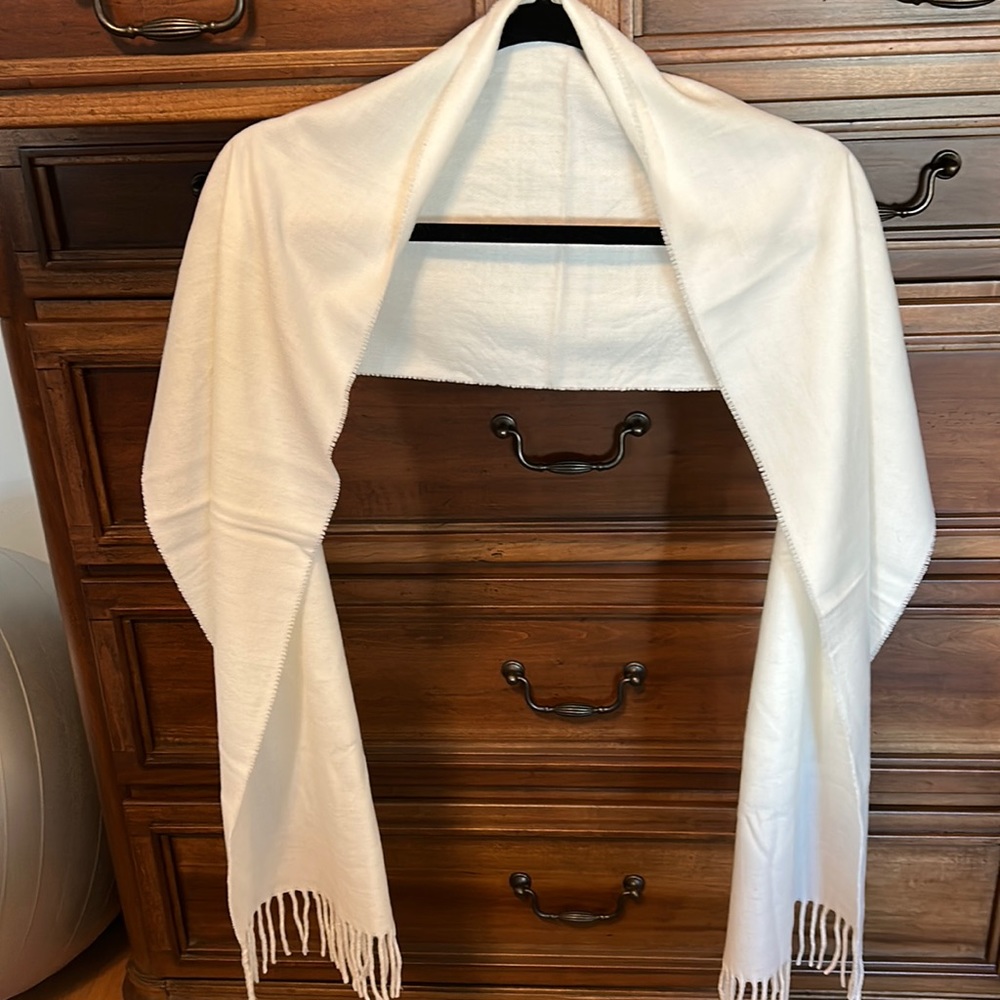 Very pretty cream colored scarf 20% cashmere 80% viscose  nice for dress up